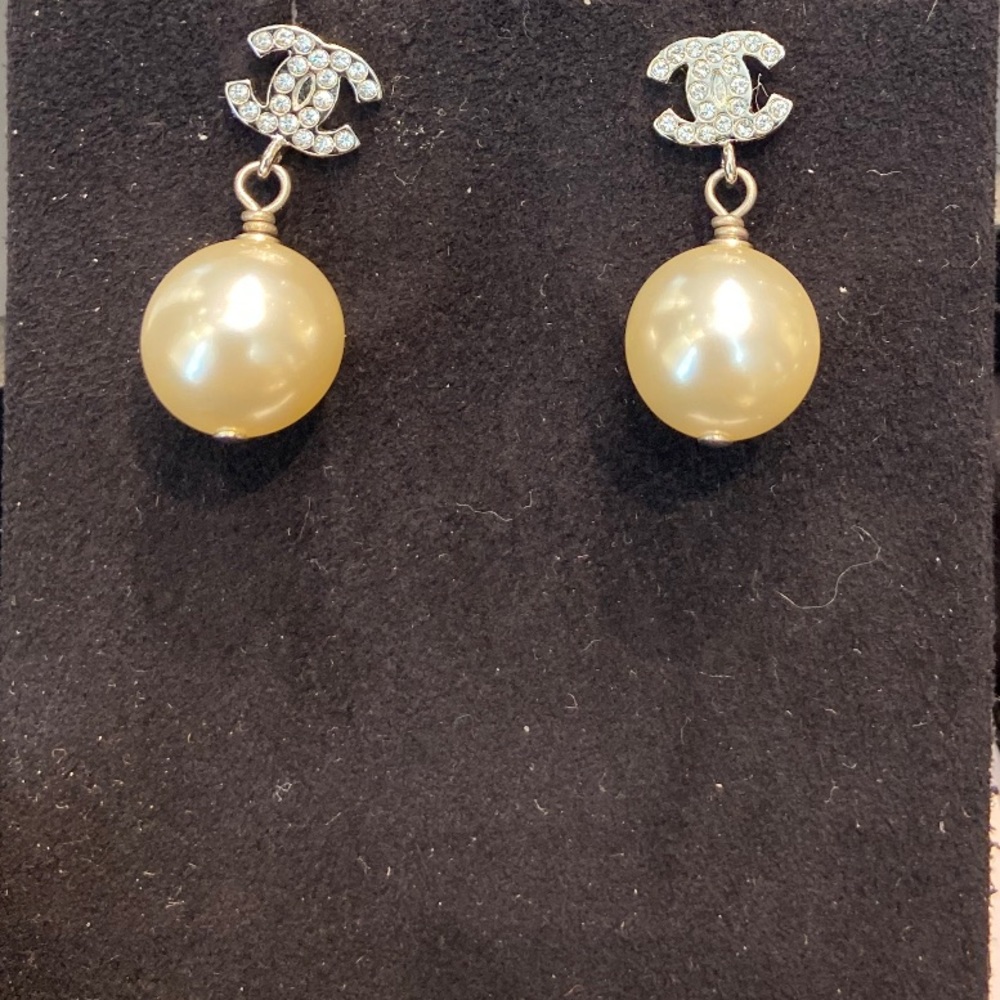 Chanel pearl earrings